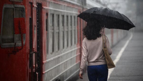Девушка на Киевском вокзале в Москве во время дождя - Sputnik Казахстан