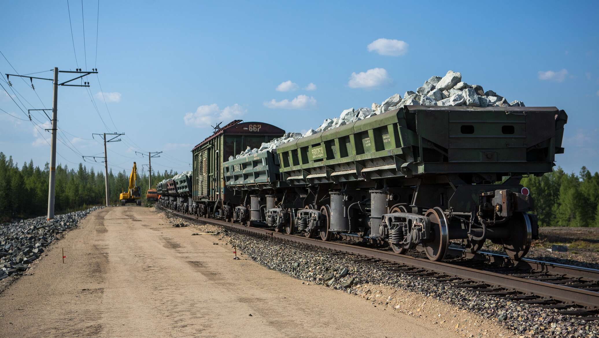 Груженый вагон. Вагоны промышленного транспорта. Грузовой поезд с машинами. Вагоны с железной Рудой.