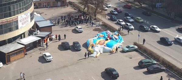 В Астане у супермаркета Жаннур перевернулся батут - Sputnik Казахстан