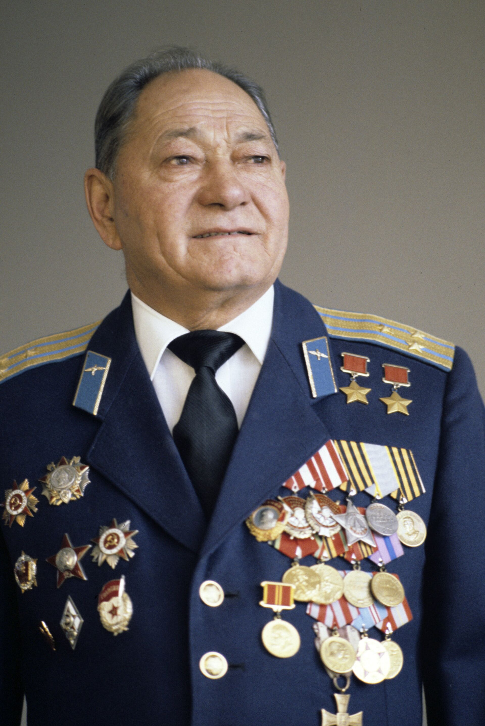 Летчик, участник Великой Отечественной войны 1941-1945 годов, совершивший более 300 боевых вылетов, дважды Герой Советского Союза Талгат Якубекович Бегельдинов Летчик, участник Великой Отечественной войны 1941-1945 годов, совершивший более 300 боевых вылетов, дважды Герой Советского Союза Талгат Якубекович Бегельдинов - Sputnik Казахстан, 1920, 05.08.2026