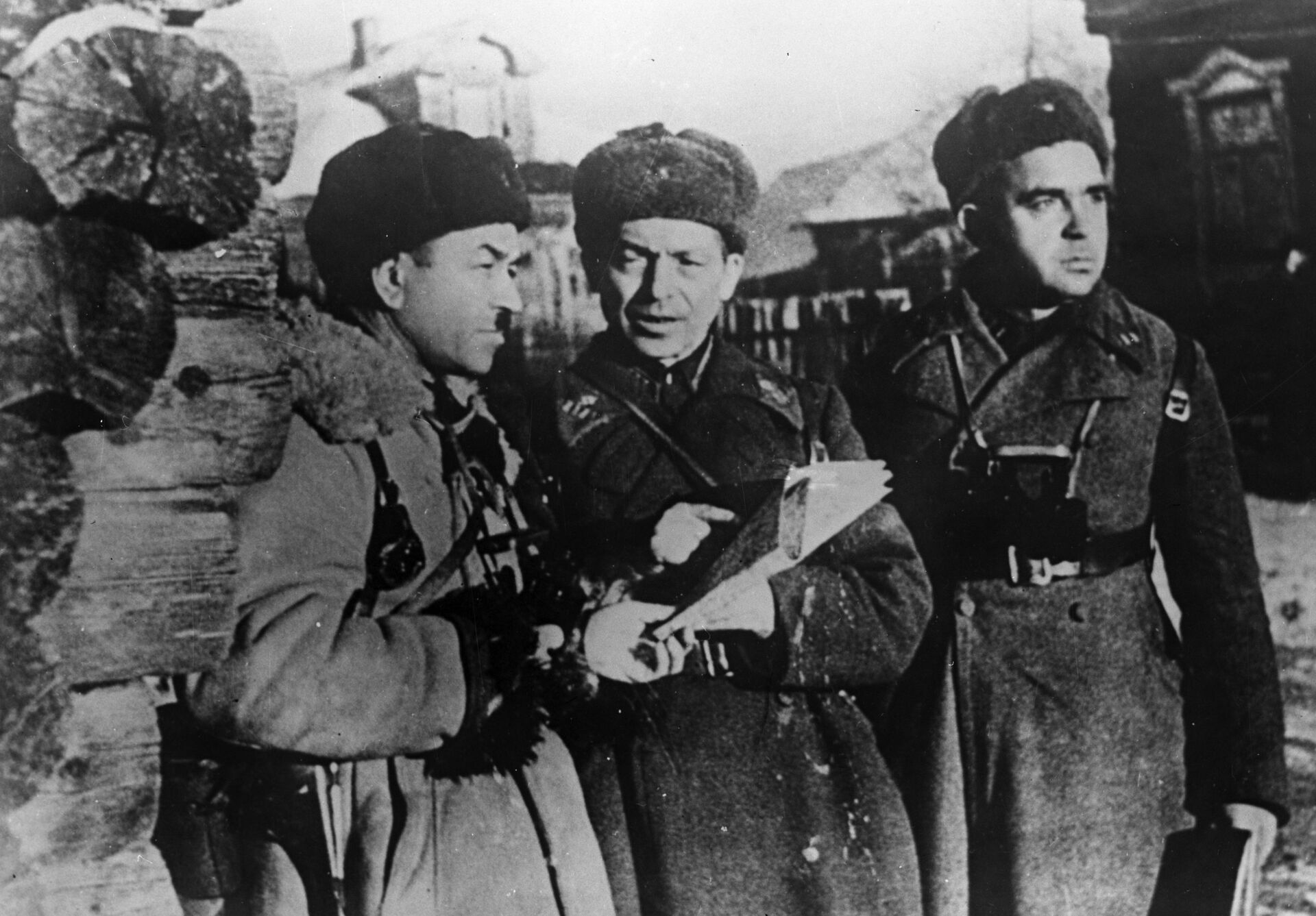 Иван Васильевич Панфилов (слева), Иван Иванович Серебряков и Сергей Александрович Егоров. Снимок сделан в день гибели Панфилова Иван Васильевич Панфилов (слева), Иван Иванович Серебряков и Сергей Александрович Егоров. Снимок сделан в день гибели Панфилова - Sputnik Казахстан, 1920, 24.12.2024