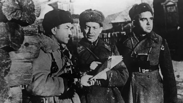 Иван Васильевич Панфилов (слева), Иван Иванович Серебряков и Сергей Александрович Егоров - Sputnik Казахстан