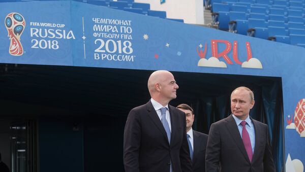 Президент РФ Владимир Путин и президент FIFA Джанни Инфантино (слева) во время осмотра стадиона Фишт - Sputnik Казахстан