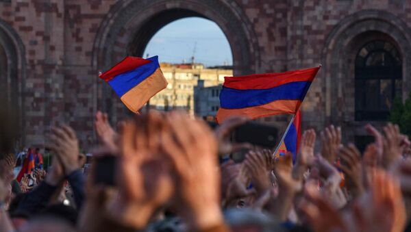 Люди на митинге в Ереване - Sputnik Казахстан