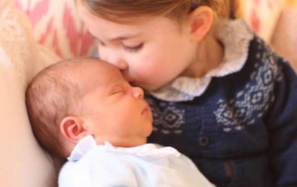 Принцесса Шарлотта с  новорожденным братом Луи - Sputnik Казахстан