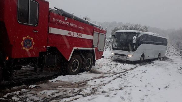 В Алматинской области спасатели отбуксировали два автобуса из грязевой массы - Sputnik Казахстан