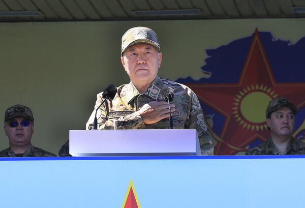 Нурсултан Назарбаев во время боевого парада - Sputnik Казахстан