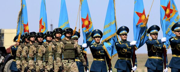 Боевой парад в День защитника Отечества - Sputnik Казахстан