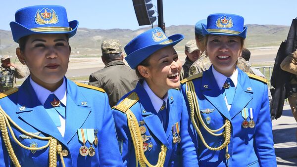 Боевой парад в День защитника Отечества - Sputnik Казахстан