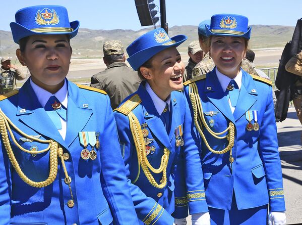 Боевой парад в День защитника Отечества - Sputnik Казахстан