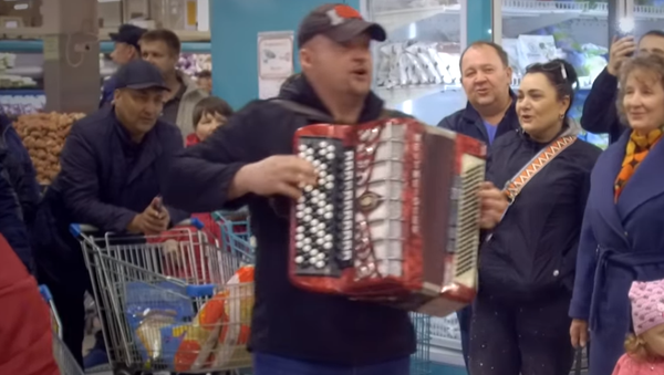 Посетители супермаркета в Семее запели военные песни - Sputnik Казахстан