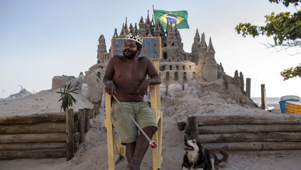 Бразилец Марцио Матолиас построил на пляже песчаный замок - Sputnik Казахстан