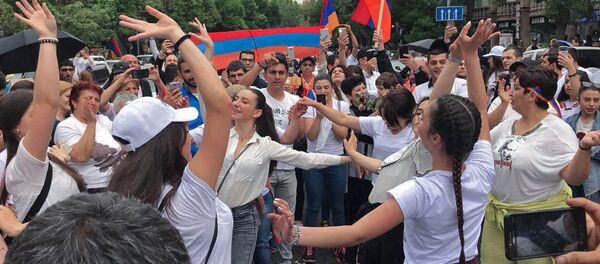 Час пробил: Никол Пашинян стал премьером. Час пробил: Никол Пашинян стал премьером. - Sputnik Казахстан