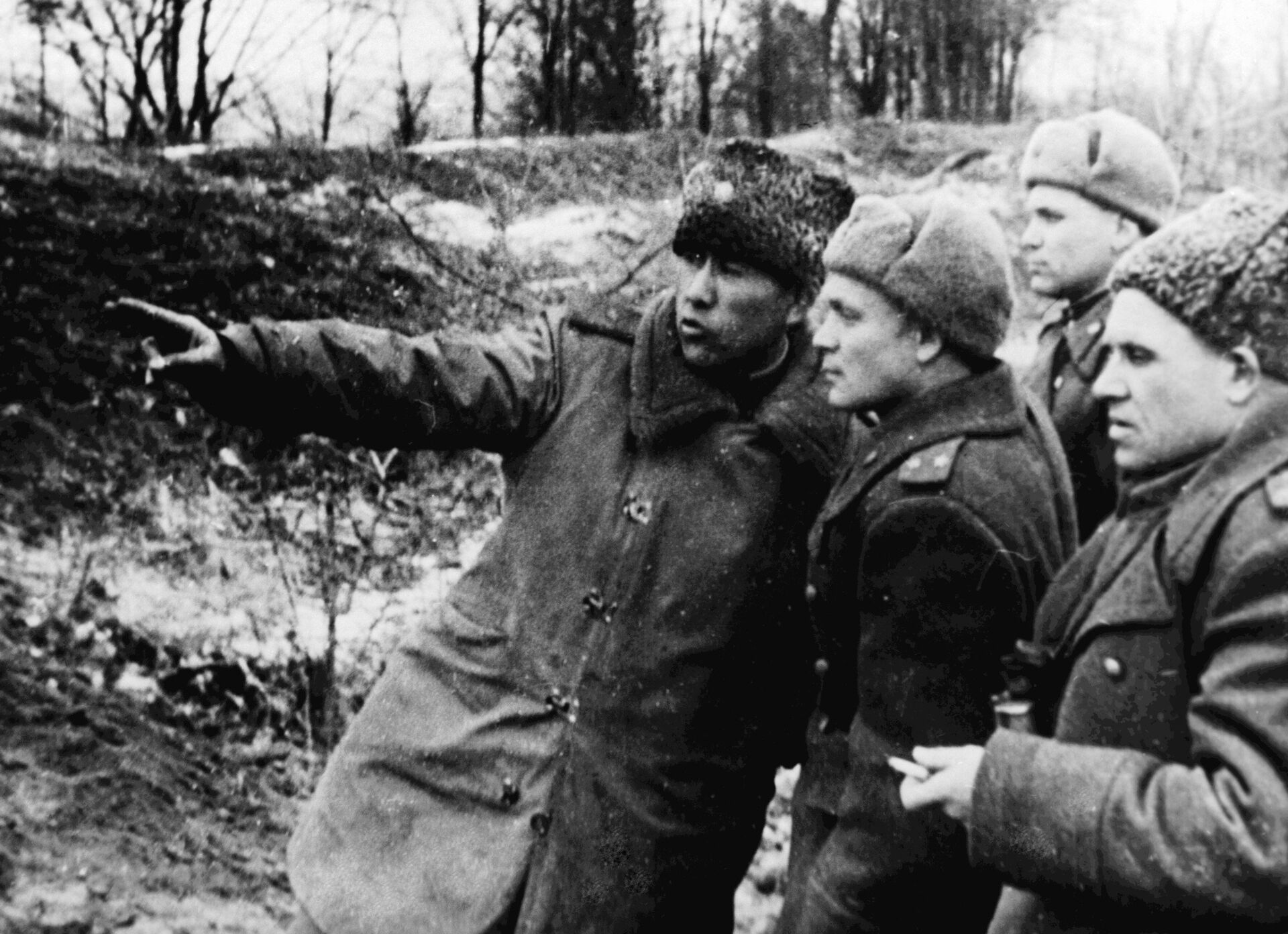 Генерал-майор Сабир Рахимов (слева) дает указания офицерам перед началом операции по освобождению города Солоба в Польше - Sputnik Казахстан, 1920, 26.02.2022