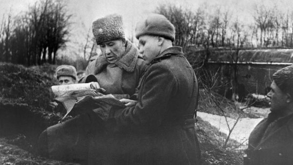 Генерал-майор Сабир Рахимов (слева) в Польше, 1945 год - Sputnik Казахстан
