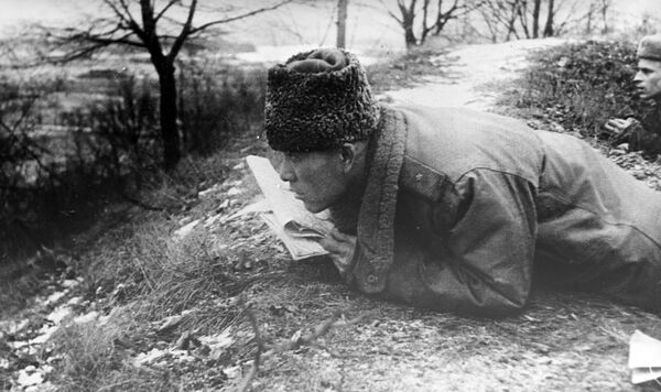 Командир 37-й гвардейской дивизии генерал-майор Сабир Рахимов на рекогносцировке местности перед наступлением Командир 37-й гвардейской дивизии генерал-майор Сабир Рахимов на рекогносцировке местности перед наступлением - Sputnik Казахстан