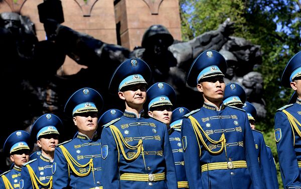 Почетный караул в парке имени 28 гвардейцев-панфиловцев в Алматы - Sputnik Казахстан
