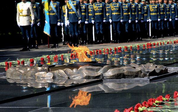 Почетный караул в парке имени 28 гвардейцев-панфиловцев в Алматы - Sputnik Казахстан