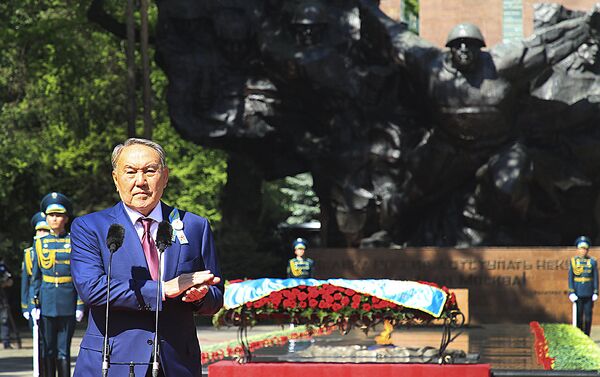 Нурсултан Назарбаев возложил цветы к Мемориалу Славы - Sputnik Казахстан