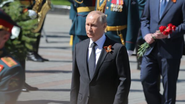 Президент РФ В. Путин и премьер-министр РФ Д. Медведев на церемонии возложения цветов к Могиле Неизвестного солдата - Sputnik Казахстан
