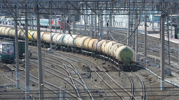 Железнодорожный состав вагонов-цистерн на путях сортировочной системы станции, архивное фото - Sputnik Казахстан