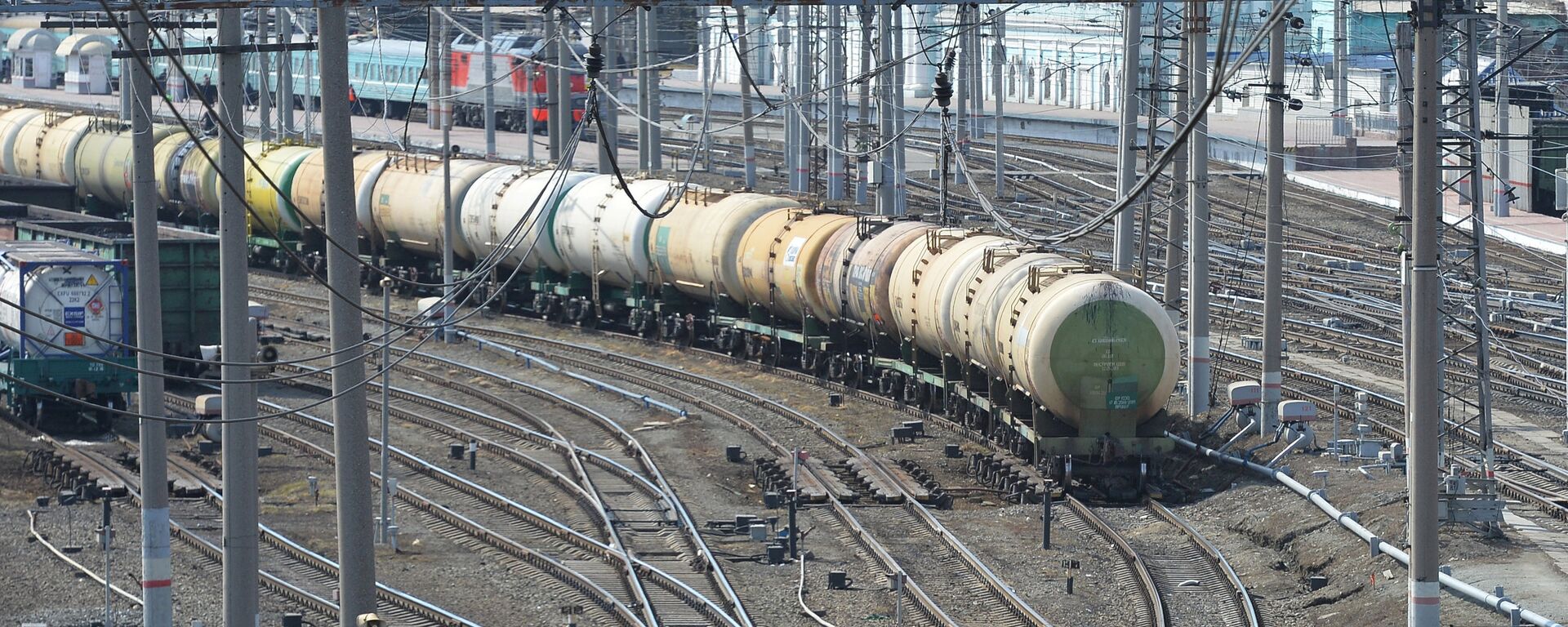 Железнодорожный состав вагонов-цистерн на путях сортировочной системы станции, архивное фото - Sputnik Казахстан, 1920, 17.09.2025