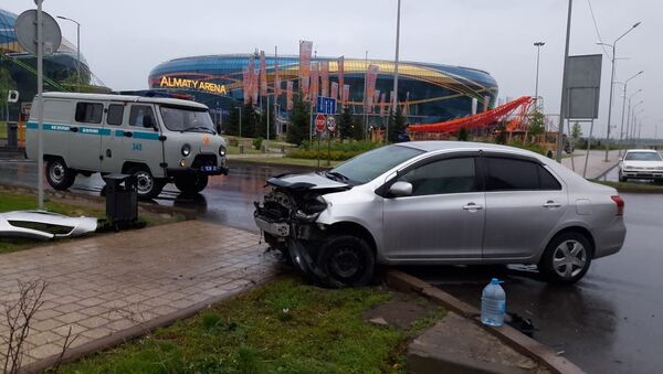 БМВ врезался в Тойоту Ярис на улице Момышулы - Sputnik Казахстан
