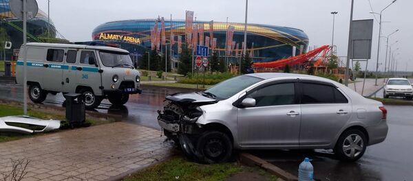 БМВ врезался в Тойоту Ярис на улице Момышулы БМВ врезался в Тойоту Ярис на улице Момышулы - Sputnik Казахстан