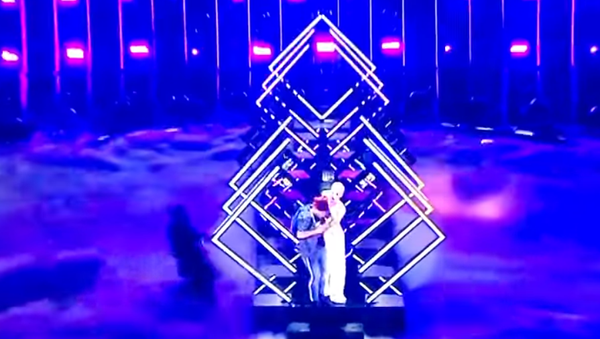 У британской певицы выхватили микрофон из рук в финале Евровидения - Sputnik Казахстан