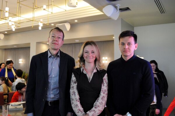 Посол Швеции в Казахстане Матс Фойер, исполнительный директор ОФ Scandinavian Council Евгения Салагдинова, сотрудник посольства Руслан Уразалинов Посол Швеции в Казахстане Матс Фойер, исполнительный директор ОФ Scandinavian Council Евгения Салагдинова, сотрудник посольства Руслан Уразалинов - Sputnik Казахстан