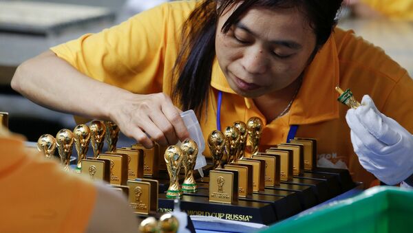 Изготовление сувенирных кубков к Чемпионату мира по футболу в китайском Дунгуане - Sputnik Казахстан