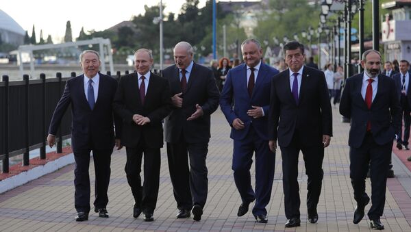 Участники Высшего Евразийского экономического совета во время прогулки по набережной в Сочи - Sputnik Казахстан