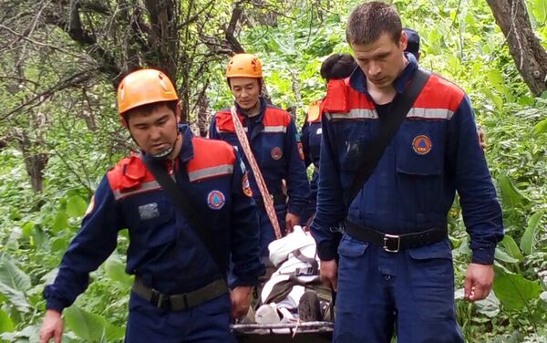Спасатели транспортировали пострадавшую с переломом ноги из Аксайского ущелья - Sputnik Казахстан