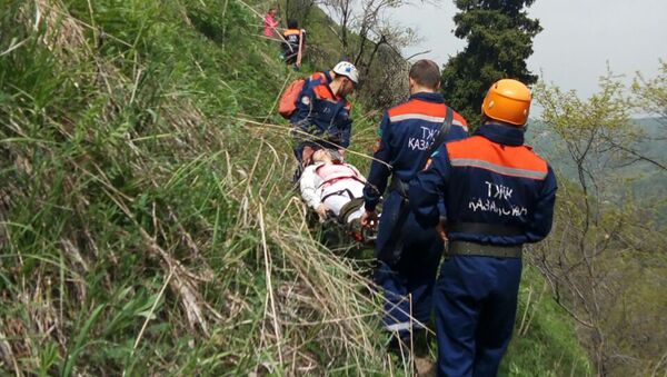 Спасатели транспортировали пострадавшую с переломом ноги из Аксайского ущелья - Sputnik Казахстан