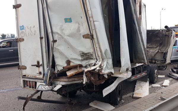 Водитель грузовика FAW погиб при наезде собственного авто на проспекте Райымбека - Sputnik Казахстан