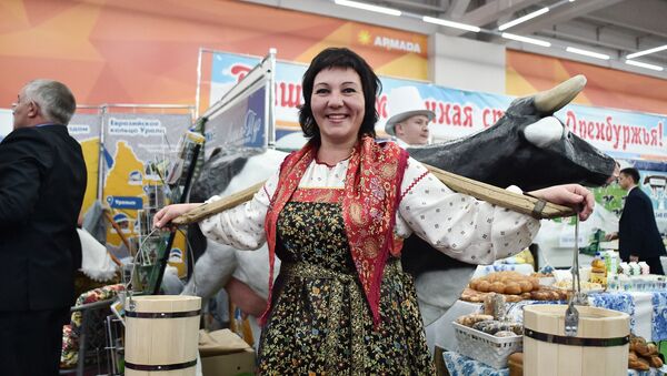 Женщина в народном костюме на выставке в рамках международного форума Оренбуржье - сердце Евразии, архивное фото - Sputnik Казахстан
