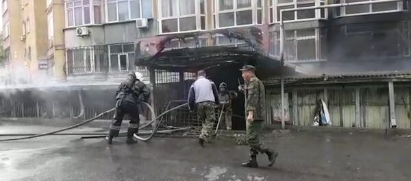 Алматыда көпқабатты үйдегі дүкен өртенді - видео - Sputnik Қазақстан