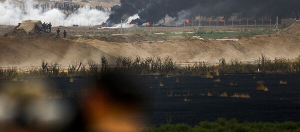 Столкновения между израильскими силами и палестинскими протестующими на границе с сектором Газа Столкновения между израильскими силами и палестинскими протестующими на границе с сектором Газа - Sputnik Казахстан