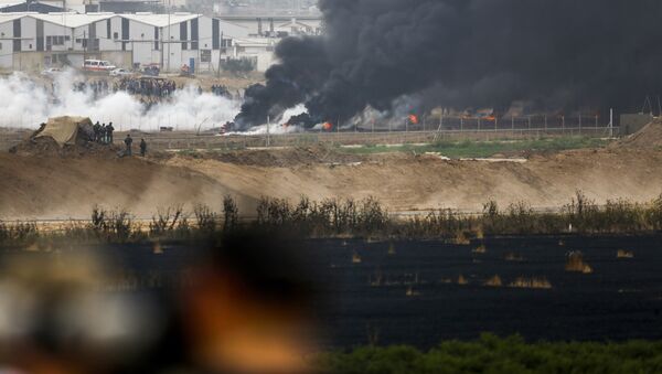Столкновения между израильскими силами и палестинскими протестующими на границе с сектором Газа - Sputnik Казахстан