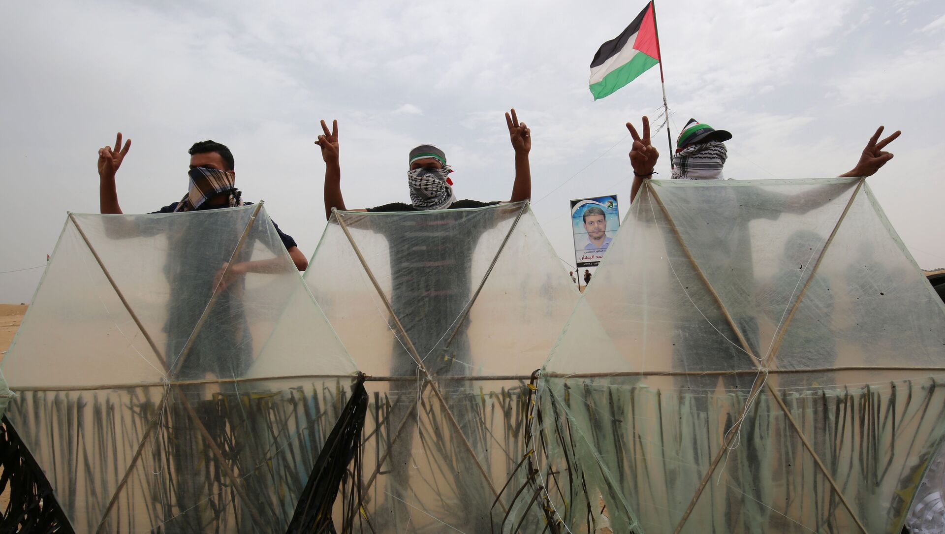 Палестинцы, протестующие вдоль границы Сектора Газа - Sputnik Казахстан, 1920, 11.05.2021