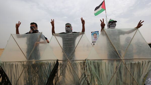 Палестинцы, протестующие вдоль границы Сектора Газа - Sputnik Казахстан