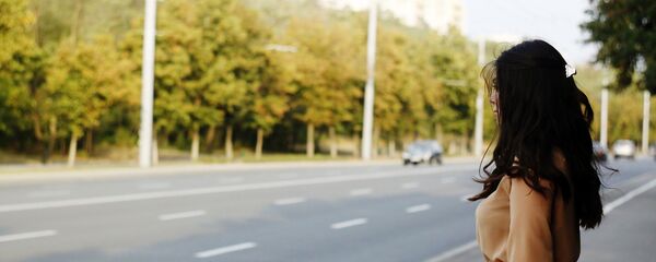 Жол шетінде тұрған қыз, иллюстративті фото - Sputnik Қазақстан