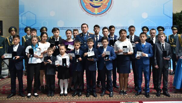 Калмуханбет Касымов наградил 20 детей-героев, совершивших мужественные поступки при различных чрезвычайных ситуациях - Sputnik Казахстан