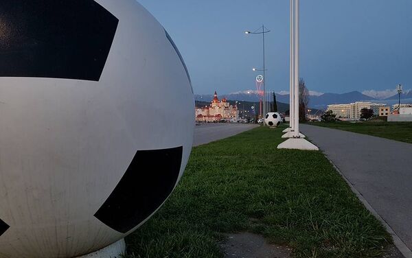 На улицах города и вдоль проезжей части установлена футбольная атрибутика - Sputnik Казахстан