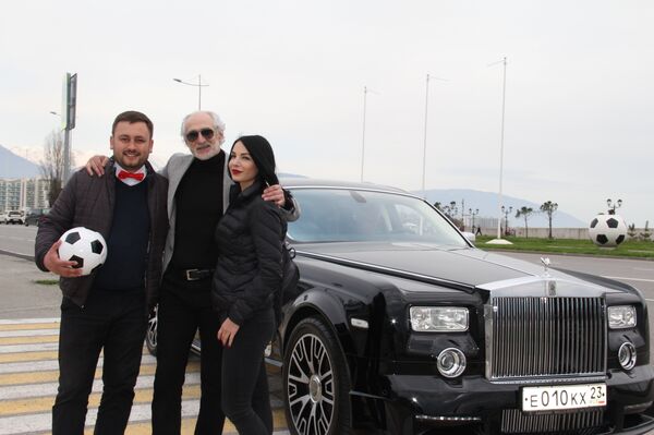 Прогулка на «Роллс-Ройсе» с Ахриком Цвейбой. Прогулка на «Роллс-Ройсе» с Ахриком Цвейбой. - Sputnik Казахстан