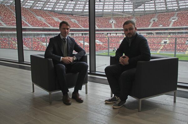 Марат берет интервью у Олега Кононова на стадионе Лужники - Sputnik Казахстан