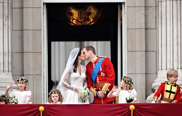 Британский принц Уильям и его супруга Кейт, герцогиня Кембриджская на балконе Букингемского дворца - Sputnik Казахстан