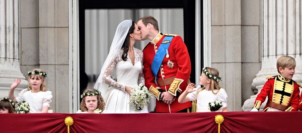 Британский принц Уильям поцеловал свою жену Кейт, герцогиню Кембриджскую, на балконе Букингемского дворца, после свадебной службы Британский принц Уильям поцеловал свою жену Кейт, герцогиню Кембриджскую, на балконе Букингемского дворца, после свадебной службы - Sputnik Казахстан