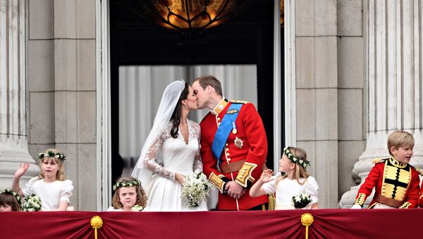 Британский принц Уильям поцеловал свою жену Кейт, герцогиню Кембриджскую, на балконе Букингемского дворца, после свадебной службы - Sputnik Казахстан