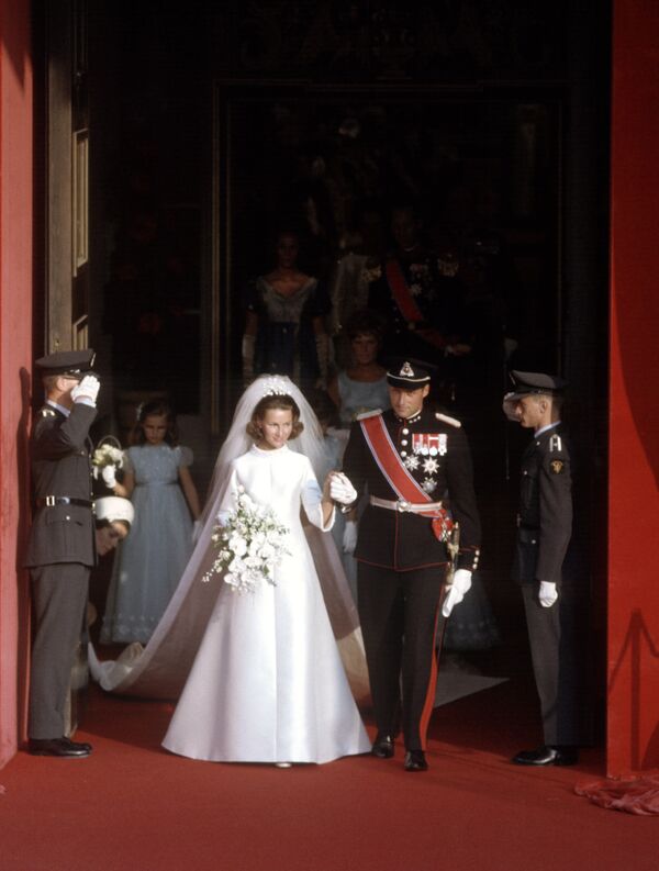Наследный принц Норвегии Харальд и Соня Харальдсен покидают собор Осло во время их свадебной церемонии - Sputnik Казахстан